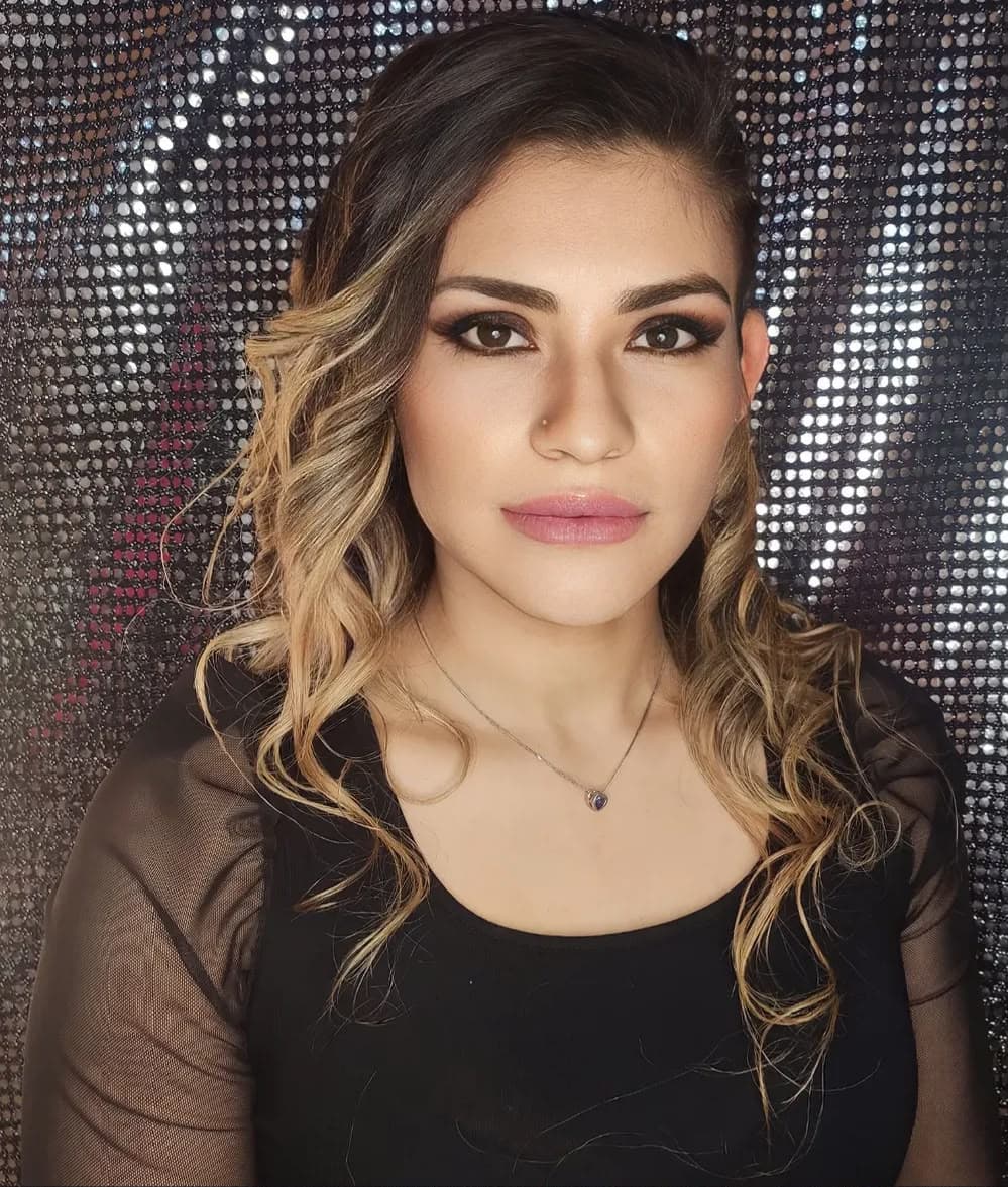 Peinado y maquillaje social realizado por la profesional de MarBella Studio 03